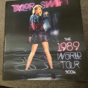 Taylor Swift 1989 tour book